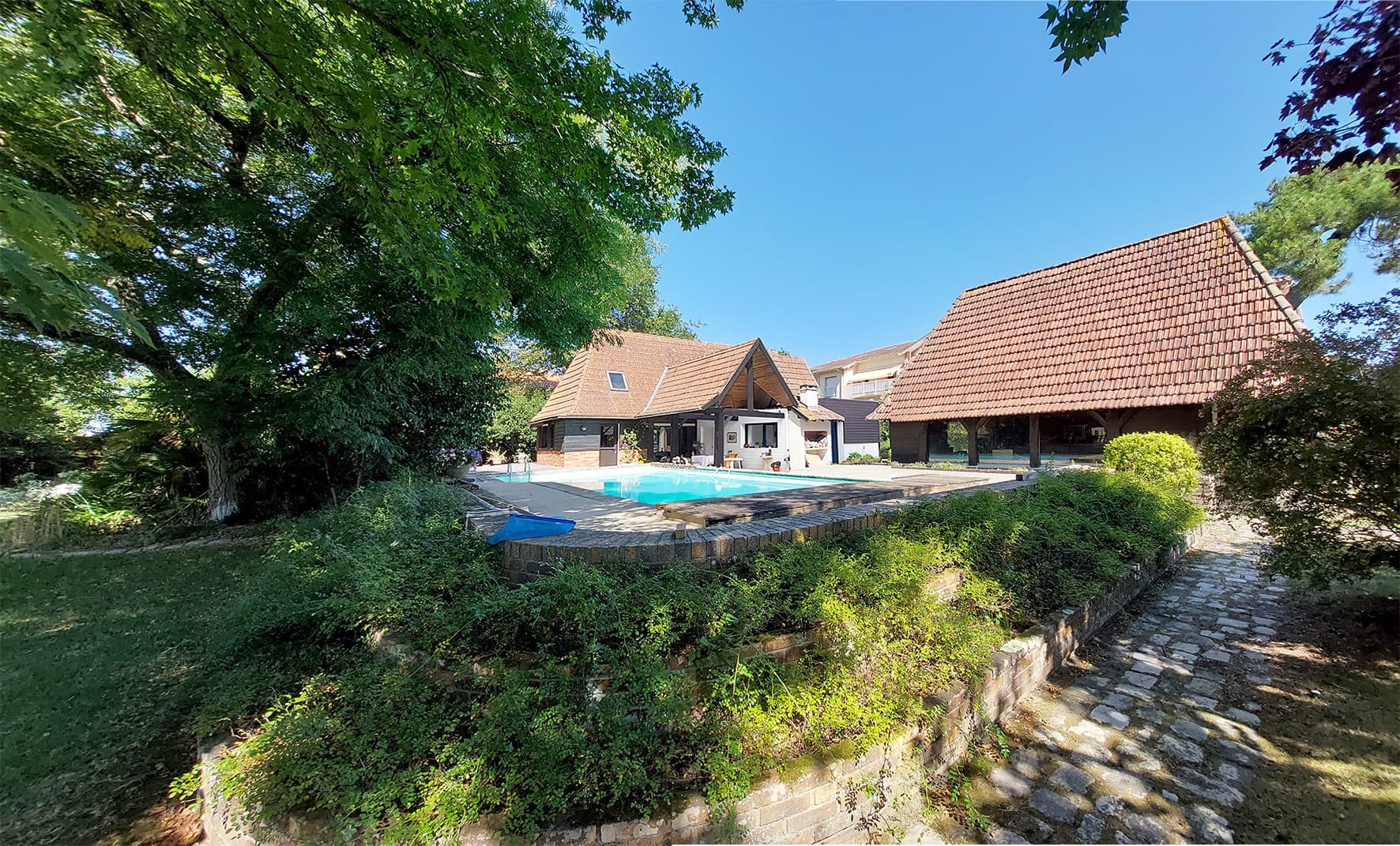 Entre héritage et modernité : La métamorphose ingénieuse d'un ensemble architectural landais